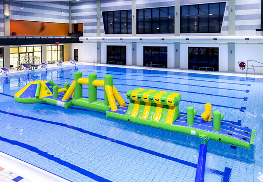 Achète parcours d'aventure gonflable vert/bleu piscine 16m avec objets ludiques et toboggan rond pour petits et grands. Commandez des jeux de piscine gonflables maintenant en ligne chez JB Gonflables France