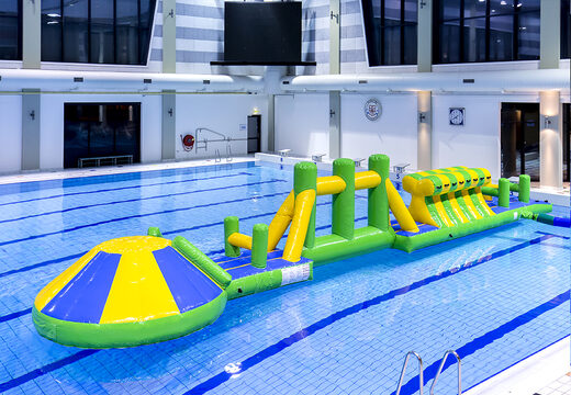Commandez une course d'aventure en piscine verte/bleue de 16 m avec des obstacles difficiles et un toboggan rond pour petits et grands. Achetez des attractions aquatiques gonflables en ligne maintenant chez JB Gonflables France