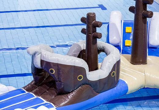 Achetez un parcours d'obstacles gonflable pirate run unique au design unique avec des objets 3D rigolos et pas moins de 2 toboggans pour petits et grands. Commandez des jeux de piscine gonflables maintenant en ligne chez JB Gonflables France