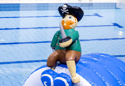 Parcours d'obstacles Pirate Run au design unique avec des objets 3D rigolos et pas moins de 2 toboggans pour petits et grands. Achetez des parcours d'obstacles pour piscines gonflables en ligne maintenant chez JB Gonflables France