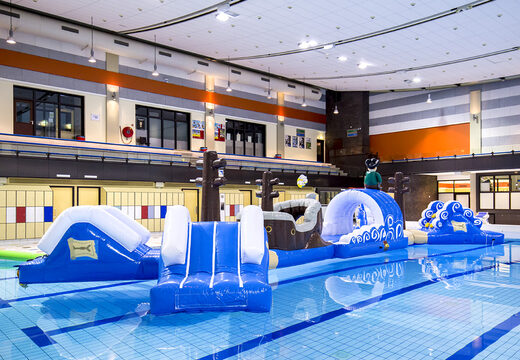 Parcours d'obstacles double gonflable de 16 mètres de long Parcours d'obstacles piscine pirate run au design unique avec des objets 3D amusants et pas moins de 2 toboggans pour petits et grands. Commandez des parcours d'obstacles pour piscines gonflables maintenant en ligne chez JB Gonflables France