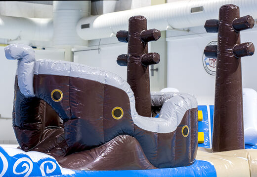 Spectaculaire parcours d'obstacles gonflable pirate run au design unique avec des objets 3D amusants et pas moins de 2 toboggans pour les enfants. Commandez des attractions aquatiques gonflables maintenant en ligne chez JB Gonflables France