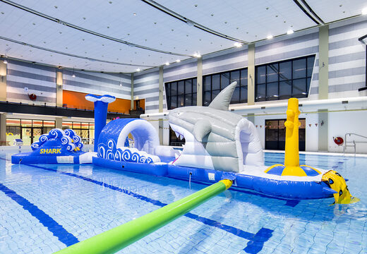 Parcours d'obstacles gonflable Shark Run de 13 mètres de long au design unique avec des objets 3D rigolos et pas moins de 2 toboggans pour petits et grands. Commandez des parcours d'obstacles pour piscines gonflables maintenant en ligne chez JB Gonflables France