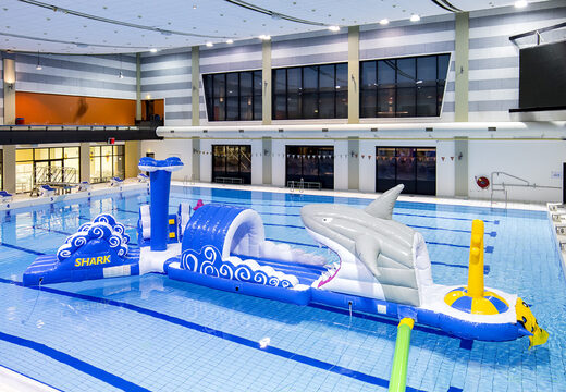 Commandez une course d'obstacles de 13 mètres de long dans un design unique avec des objets 3D amusants et pas moins de 2 toboggans pour petits et grands. Achetez des parcours d'obstacles pour piscines gonflables en ligne maintenant chez JB Gonflables France