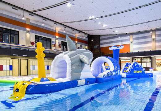 Commandez une course d'obstacles piscine de 13 mètres de long au design unique avec des objets 3D rigolos et pas moins de 2 toboggans pour petits et grands. Achetez des attractions aquatiques gonflables en ligne maintenant chez JB Gonflables France
