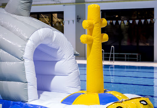 Storm track shark run 13 mètres au design unique avec des objets 3D rigolos et pas moins de 2 toboggans pour petits et grands. Achetez des parcours d'obstacles pour piscines gonflables en ligne maintenant chez JB Gonflables France