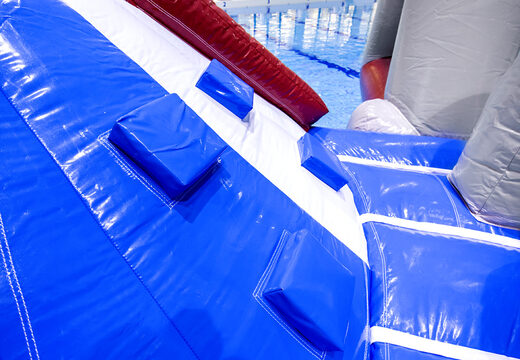 Achetez une île de jeu de requin hermétique sur le thème des pirates avec une vigne, une tour d'escalade, un toboggan rond et des obstacles pour les enfants. Commandez des jeux de piscine gonflables maintenant en ligne chez JB Gonflables France