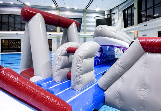 Commandez une île de jeu gonflable hermétique sur le thème des requins avec une liane, une tour d'escalade, un toboggan rond et des obstacles pour petits et grands. Achetez des jeux de piscine gonflables maintenant en ligne chez JB Gonflables France