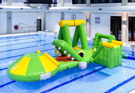 Commandez une île de jeu crocodile gonflable étanche avec une liane, une tour d'escalade, un toboggan rond et des obstacles pour petits et grands. Achetez des attractions aquatiques gonflables en ligne maintenant chez JB Gonflables France