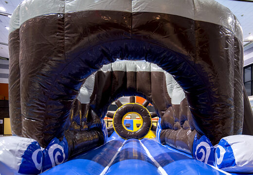 Île de jeu cool sur le thème des pirates avec une vigne, une tour d'escalade, un toboggan rond et des obstacles pour petits et grands. Commandez des jeux de piscine gonflables maintenant en ligne chez JB Gonflables France