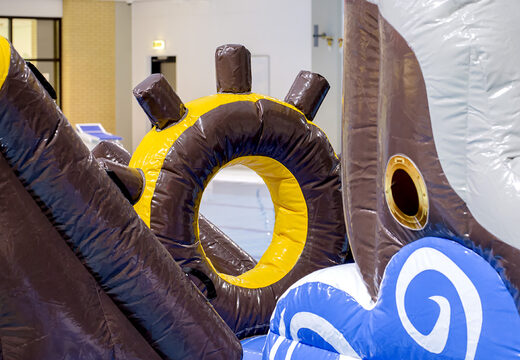 Île de jeu spectaculaire sur le thème des pirates avec une vigne, une tour d'escalade, un toboggan rond et des obstacles pour petits et grands. Achetez des jeux de piscine gonflables en ligne maintenant chez JB Gonflables France