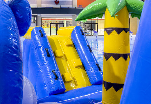 Île de jeu spectaculaire sur le thème des surfeurs avec une vigne, une tour d'escalade, un toboggan rond et des obstacles pour petits et grands. Achetez des jeux de piscine gonflables en ligne maintenant chez JB Gonflables France