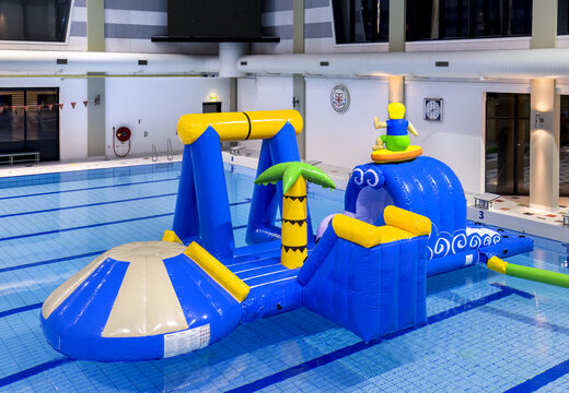 Île de surf gonflable hermétique unique avec une vigne, une tour d'escalade, un toboggan rond et des obstacles pour petits et grands. Achetez des jeux de piscine gonflables maintenant en ligne chez JB Gonflables France
