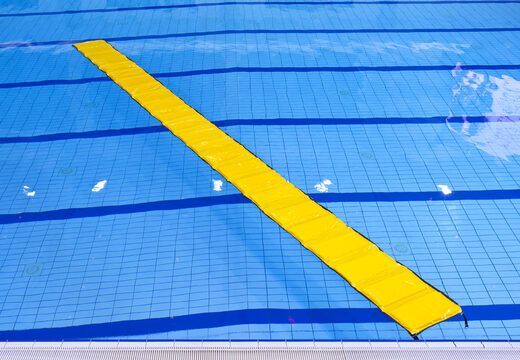 Achetez un tapis de marche aquatique pour enfants de différentes tailles et couleurs. Commandez des attractions aquatiques gonflables maintenant en ligne chez JB Gonflables France