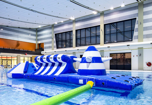 Glissade d'aventure en piscine bleue/blanche de 10 m avec des objets d'obstacles stimulants pour petits et grands. Achetez des attractions aquatiques gonflables en ligne maintenant chez JB Gonflables France