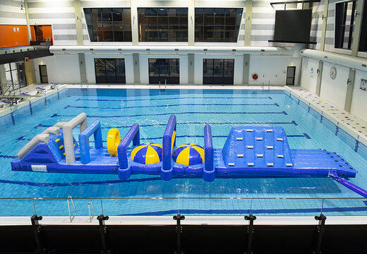 Spectaculaire parcours du combattant gonflable Obstacle Run Marine XL avec double mur d'escalade et double toboggan pour les enfants. Commandez des attractions aquatiques gonflables maintenant en ligne chez JB Gonflables France