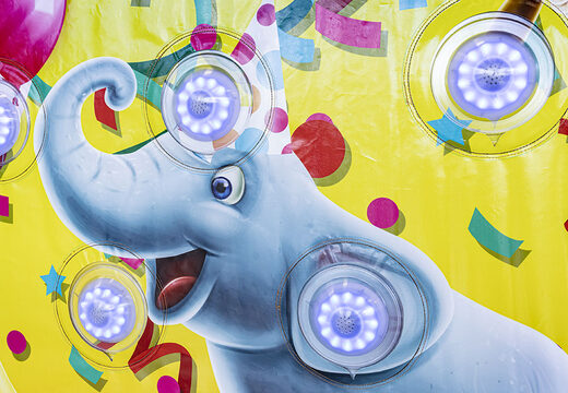 IPS Splash Wall gonflable dans le thème Party - détail avec un jet d'eau au sommet pour petits et grands. Achetez des murs gonflables IPS Splash Walls maintenant en ligne chez JB Gonflables France