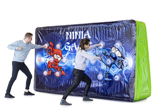 Achetez un IPS Splash Wall - thème Ninja - photo d'action unique avec un jet d'eau sur le dessus pour petits et grands. Commandez maintenant des murs gonflables IPS Splash Walls en ligne chez JB Gonflables France