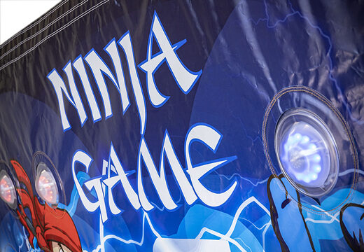 Détail gonflable IPS Splash Wall Ninja sur le thème avec un jet d'eau sur le dessus pour les petits et les grands. Achetez des murs gonflables IPS Splash Walls maintenant en ligne chez JB Gonflables France