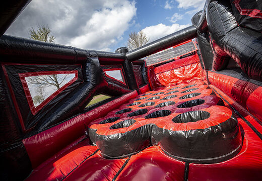 Méga parcours d'obstacles gonflable rouge noir méga alligator de 40 mètres de long. Commandez des parcours d'obstacles gonflables en ligne maintenant chez JB Gonflables France