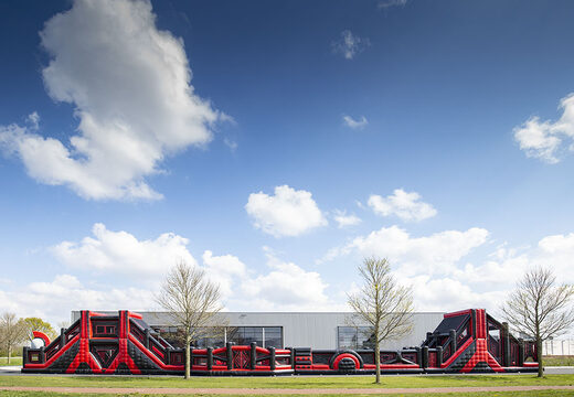 Commandez un parcours d'obstacles gonflable méga alligator rouge noir de 40 mètres. Achetez des parcours d'obstacles gonflables en ligne maintenant chez JB Gonflables France