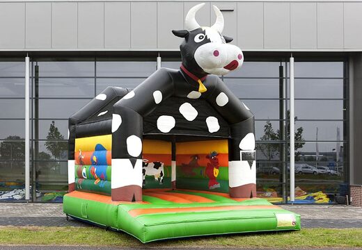 Commandez un château gonflable standard aux couleurs vives avec un grand objet 3D d'une vache sur le dessus pour les enfants. Commandez des châteaux gonflables en ligne chez JB Gonflables France