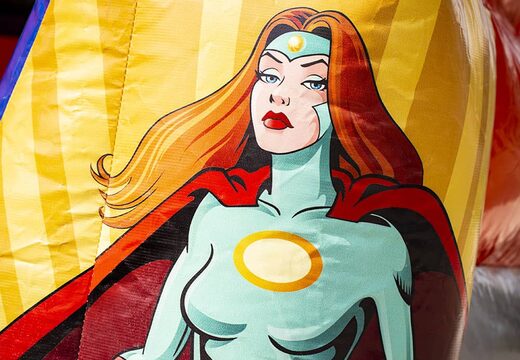 Commandez un petit château gonflable avec toit sur le thème des super-héros pour les enfants. Achetez des châteaux gonflables chez JB Gonflables France en ligne