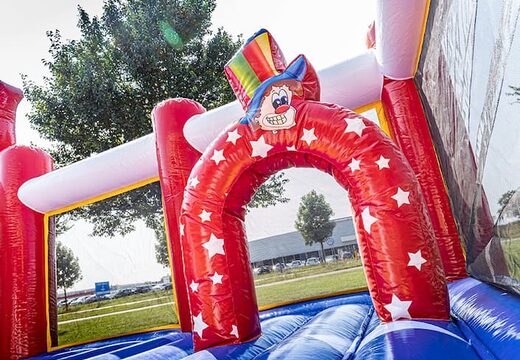Aire de jeux gonflable de cirque Bounce World avec des toboggans et toutes sortes d'obstacles avec des imprimés de cirque pour les enfants. Commandez des structure gonflable en ligne chez JB Gonflables France