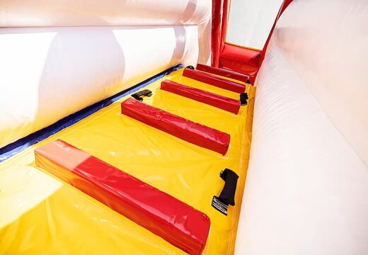 Achetez un parc gonflable sur le thème du cirque avec plusieurs toboggans et toutes sortes d'obstacles amusants avec des imprimés thématiques pour les enfants. Commandez des aire de jeux gonflable en ligne chez JB Gonflables France