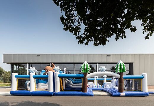 Structure gonflable Bounce World Frozen avec plusieurs toboggans et toutes sortes d'obstacles amusants avec des imprimés Frozen pour les enfants. Achetez des parc gonflable en ligne chez JB Gonflables France