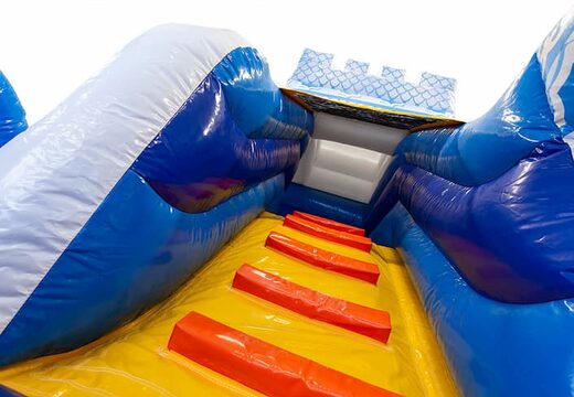 Géant château gonflable multijoueur bleu ouvert avec toboggan sur le thème des princesses pirates pour les enfants. Achetez des transats en ligne chez JB Gonflables France