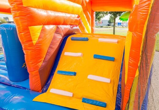 Château gonflable géant couvert sur le thème des pirates avec un toboggan sur la surface de saut, une tour d'escalade et des obstacles amusants pour les enfants. Achetez des château gonflable XXL en ligne chez JB Gonflables France
