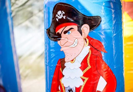 Commandez un château gonflable géant pirate d'intérieur avec un toboggan sur la surface de saut, une tour d'escalade et des obstacles amusants sur le thème des pirates avec des imprimés pour les enfants. Achetez des super châteaux gonflables en ligne chez JB Gonflables France