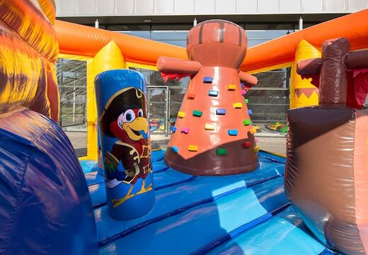 Château gonflable géant sur le thème des pirates avec toboggan pour les enfants. Commandez des château gonflable XXL en ligne chez JB Gonflables France