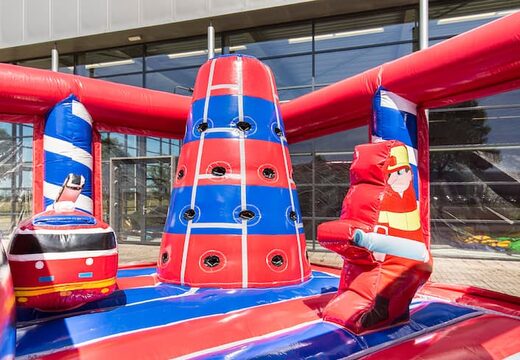 Achetez un château gonflable géant de pompiers d'intérieur avec un toboggan sur la surface de saut, une tour d'escalade et des obstacles amusants avec des imprimés sur le thème du feu pour les enfants. Commandez des château gonflable XXL en ligne chez JB Gonflables France