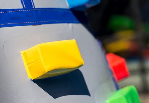 Château gonflable géant dans un thème de château avec un toboggan sur la surface de saut, une tour d'escalade et des obstacles amusants pour les enfants. Achetez des château gonflable XXL en ligne chez JB Gonflables France