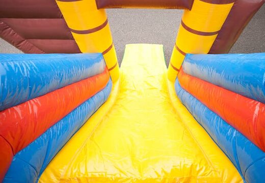 Château gonflable géant de bateau pirate gonflable multijoueur avec un toboggan au milieu et des objets 3D pour les enfants. Commandez des super châteaux gonflables en ligne chez JB Gonflables France