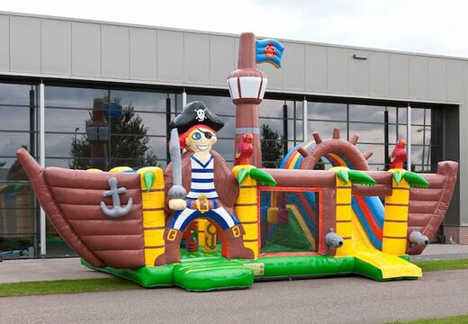 Château gonflable Multiplay XXL bateau pirate au design unique avec deux entrées, un toboggan au milieu et des objets 3D pour les enfants. Achetez des super châteaux gonflables en ligne chez JB Gonflables France