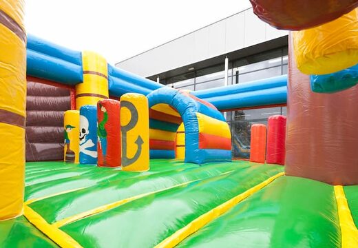 Château gonflable géant sur le thème du bateau pirate avec toboggan et objets 3D pour les enfants. Commandez des super châteaux gonflables en ligne chez JB Gonflables France