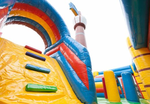 Grand château gonflable géant d'intérieur de bateau de pirate avec le toboggan dans le thème de Lego pour des enfants. Achetez des super châteaux gonflables en ligne chez JB Gonflables France
