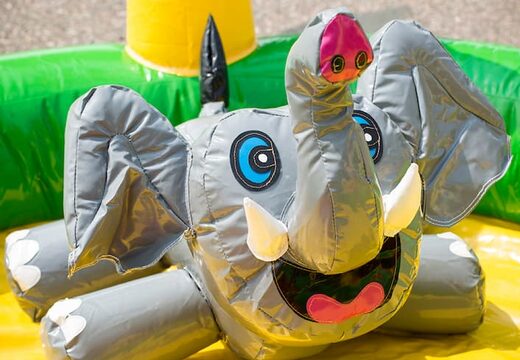 Achetez un playzone gonflable sur le thème de la jungle avec des balles en plastique et des objets 3D pour les enfants. Commandez des playzone gonflables en ligne chez JB Gonflables France