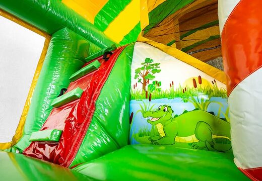 Achetez le château gonflable XXL Jungleworld au design unique avec deux entrées, un toboggan au milieu et des objets 3D pour les enfants. Commandez des super châteaux gonflables en ligne chez JB Gonflables France