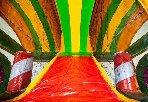 Château gonflable géant Multiplay XXL Jungleworld au design unique avec deux entrées, un toboggan au milieu et des objets 3D à commander pour les enfants. Achetez des super châteaux gonflables en ligne chez JB Gonflables France