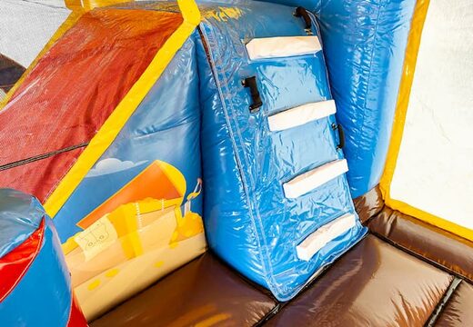 Château gonflable géant pirate multi-joueurs avec un toboggan au milieu et des objets 3D pour les enfants. Commandez des super châteaux gonflables en ligne chez JB Gonflables France