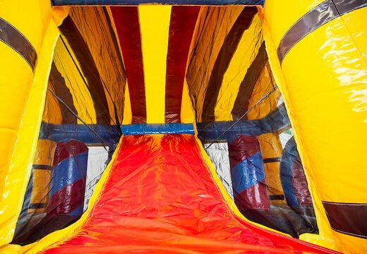 Commandez un château gonflable XXL pirate au design unique avec deux entrées, un toboggan au milieu et des objets 3D pour les enfants. Achetez des super châteaux gonflables en ligne chez JB Gonflables France