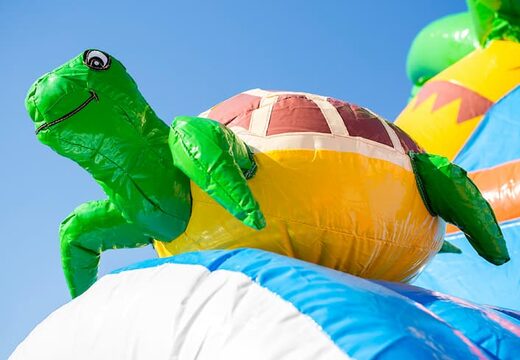 un chateau gonflable maxifun super avec tortue gonflable sur le toit
