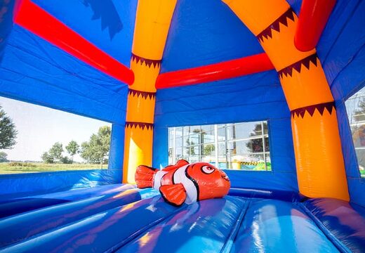 un chateau gonflable maxifun super bleu avec un poisson clown en 3D sur la partie du saut