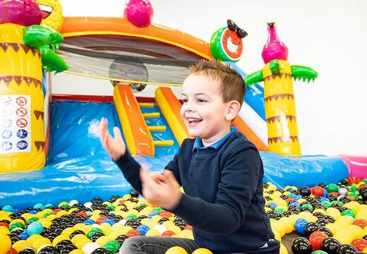 Commandez un château gonflable multijoueur gonflable sur le thème flamant rose avec ou sans baignoire pour enfants chez JB Gonflables France. Achetez des châteaux gonflables en ligne chez JB Gonflables France