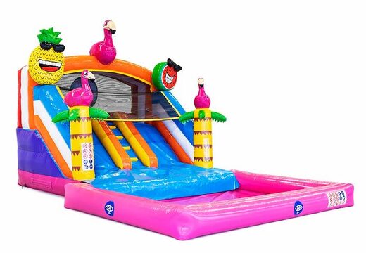 Achetez un château gonflable avec toboggan aquatique avec un objet 3D d'un grand flamant rose sur le dessus chez JB Gonflables France. Commandez des châteaux gonflables en ligne chez JB Gonflables France