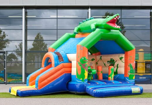 Commandez un château gonflable couvert multifun avec toboggan sur le thème du crocodile avec objet 3D en haut pour les petits et les grands. Achetez des châteaux gonflables en ligne chez JB Gonflables France